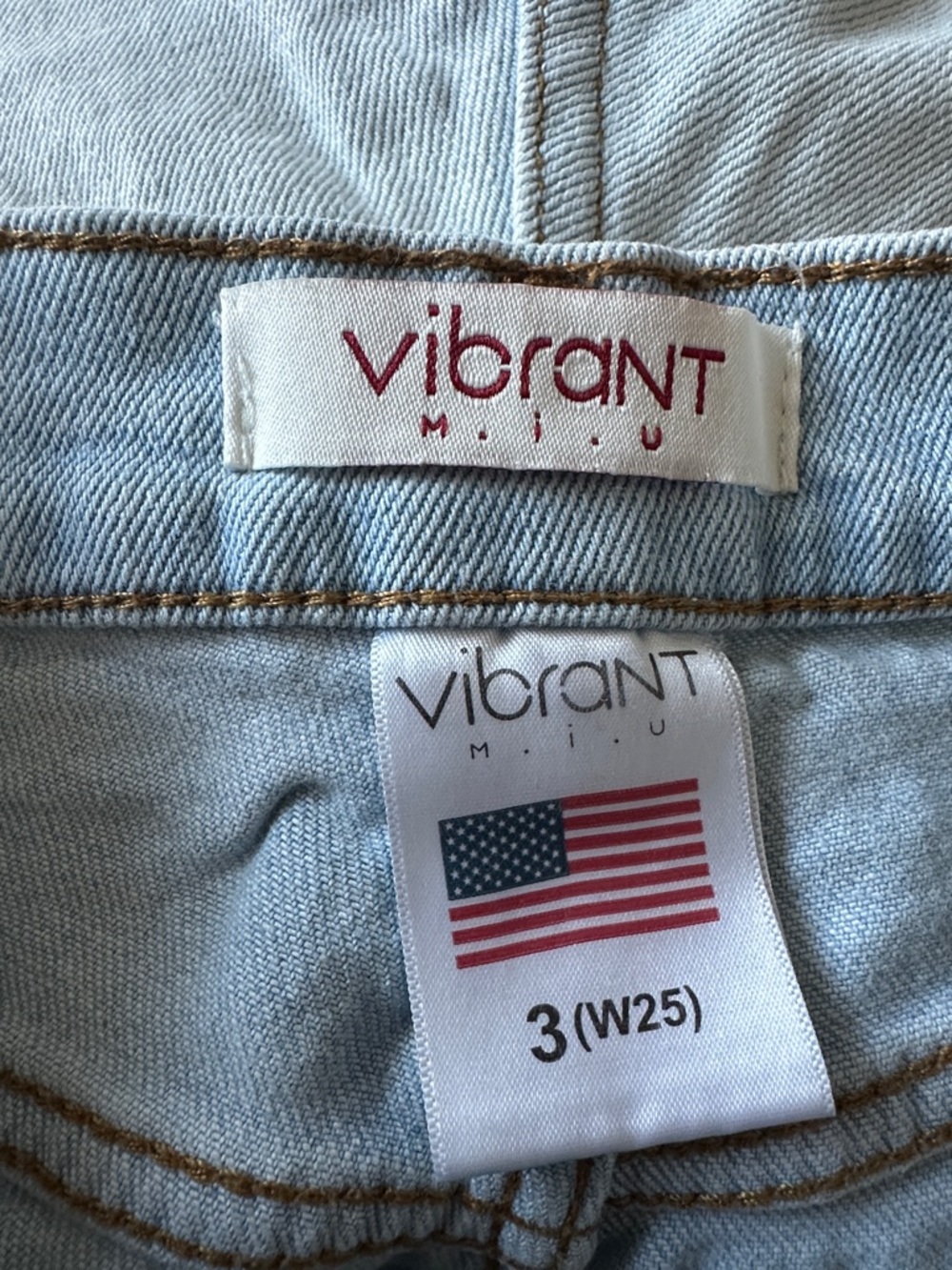 Vibrant Light Wash Distressed Straight-Leg Jeans - Women - Picture 5 of 6
